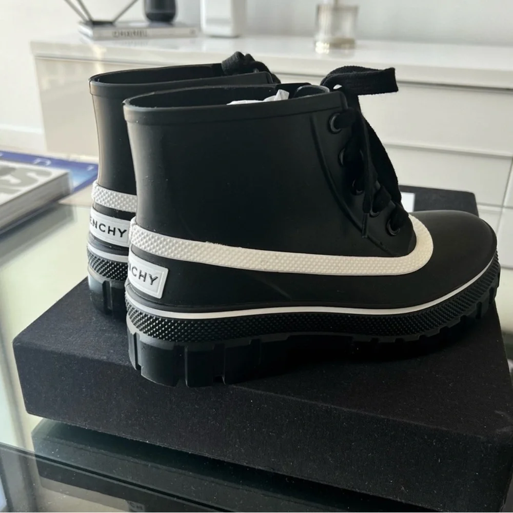 GIVENCHY BLACK GLASTON FLAT LACE-UP LEATHER ANKLE BOOTS - Picture 6 of 8